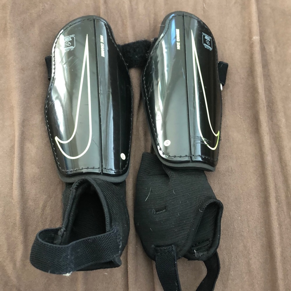 Nike Charge Youth Shin Guards. Large